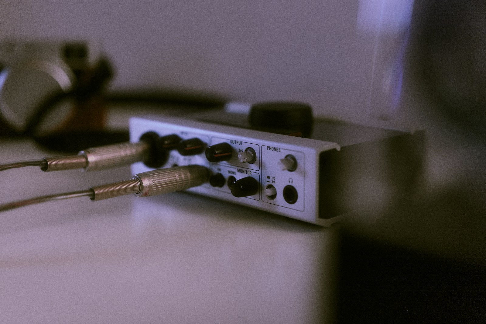 DAC USB-C compact sur bureau audio gaming